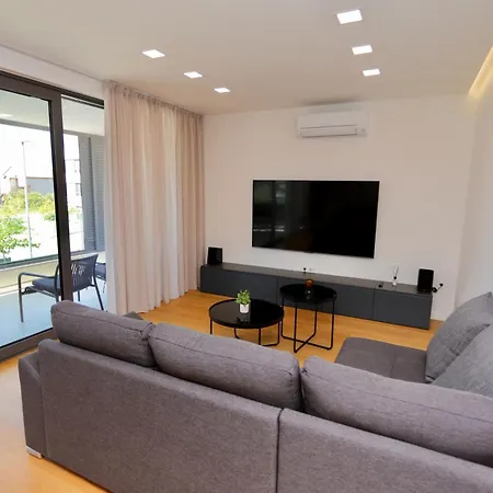 Apartman Nova - Spacious Modern 3-bedroom With Large Terrace Zára
