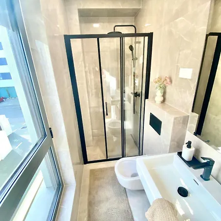 Nova - Spacious Modern 3-bedroom With Large Terrace Apartman Zára