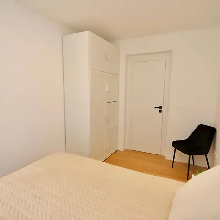 Apartman Nova - Spacious Modern 3-bedroom With Large Terrace *
